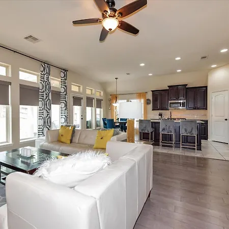 Gorgeous Spacious Home In Pearland